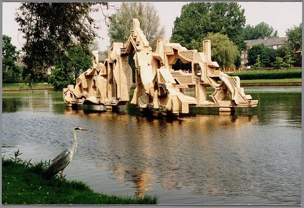 Het Vredesbeeld in de Hoekenesgracht Ontwerp kunstwerk: Heppe de Moor.<br />Foto Stadsdeel Osdorp, beeldbank Stadsarchief gemeente Amsterdam 