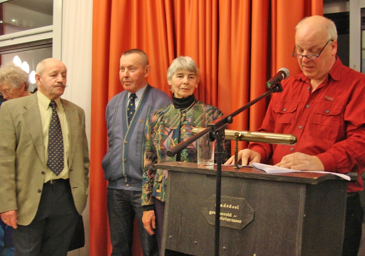 Bekendmaking van de vrijwilliger van 2009. V.l.n.r. Kees Merlijn, Henk en Annie Hoogendoorn en Hans Staphorsius (jurylid en stadsdeelraadvoorzitter) Foto: Shirley Brandeis, 12 januari 2010 