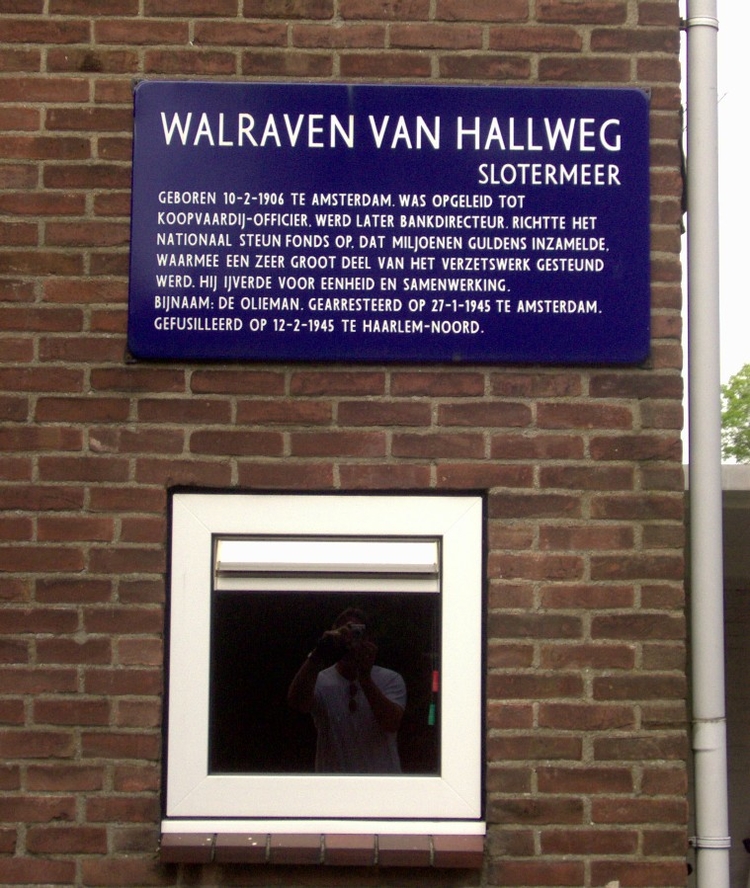 Walraven van Hallweg 3 En dan 'afgescheept'worden met zo'n klein straatje.<br />Foto: Ruud van Koert, mei 2006 