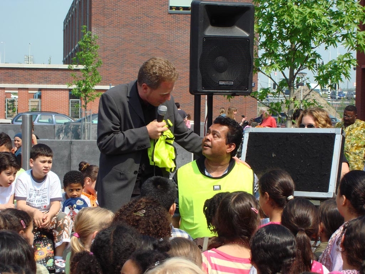 Wethouder Tys de Ruijter zet Dennis Kalijan in het zonnetje Foto: Shirley Brandeis, 14 mei 2008 