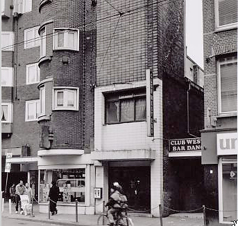 In het midden op nr. 18 voormalige bioscoop, in 1992 Bar Dancing West End In de Jan Evertsenstraat tegnover de Witte de Withstraat Foto: Beeldbank van het Stadsarchief van de gemeente Amsterdam, 23 februari 1992, fotograaf M. Alberts 