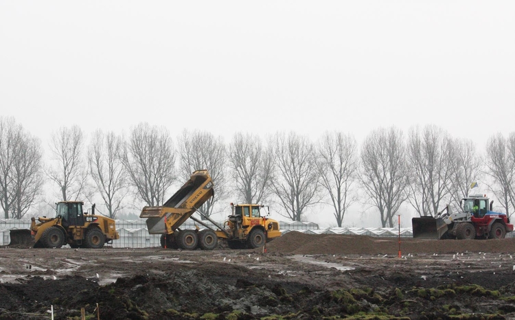Machines gooien een nieuwe laag grond over de drainage-flappen wie, wat, wanneer, waar Foto: Jan van Zijp, 25 februari 2010 