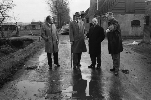 Wethouder drs. J. M. Den Uyl (2e v.r.) bekijkt de Osdorperweg, 1963. Bron: ANEFO, 915-7228 (Nationaal Archief) 