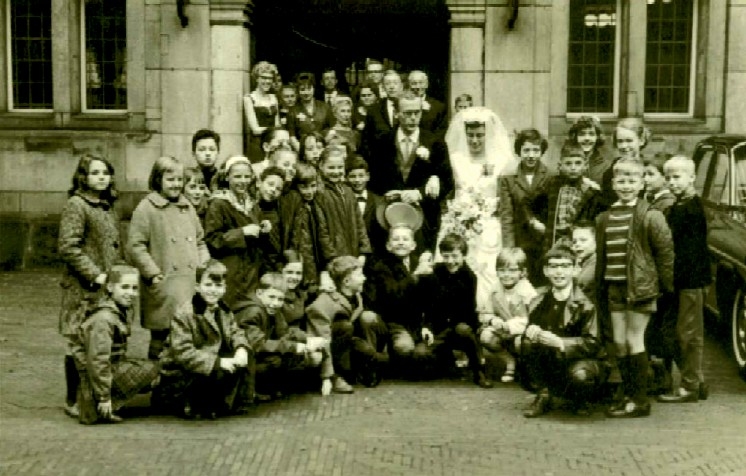 Trouwfoto meester Wiersma De hele klas 5a bij het stadhuis. Let op, de enige knul met korte broek is ...... jazeker Pieter Plenter . <br />Foto: 1966, collectie: Pieter Plenter. 