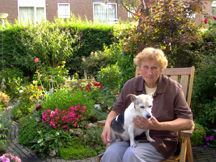 Wil zelf Wil Reijnders in de tuin, met haar hondje. Slotermeer, augustus 2004 