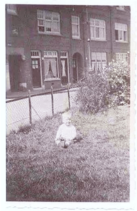  Aafke's man in het plantsoen van het Zaanhof. Foto: A.C. de Boer 
