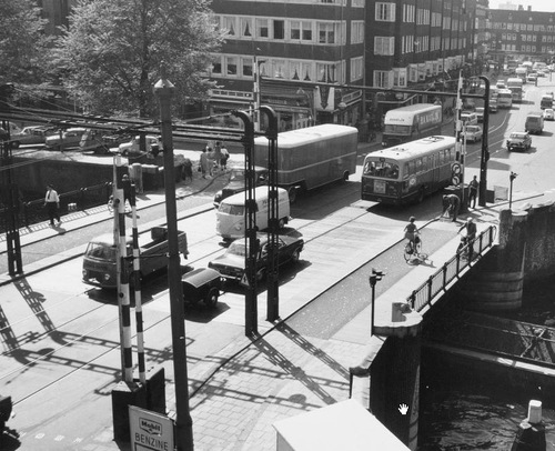  De Zeilbrug op een 'rustig' moment - Foto: Beeldbank van het Stadsarchief, mei 1966 