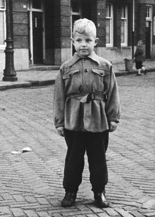 Lex Boterman in de Zocherstraat Foto: collectie J.P. Boterman, november 1950 