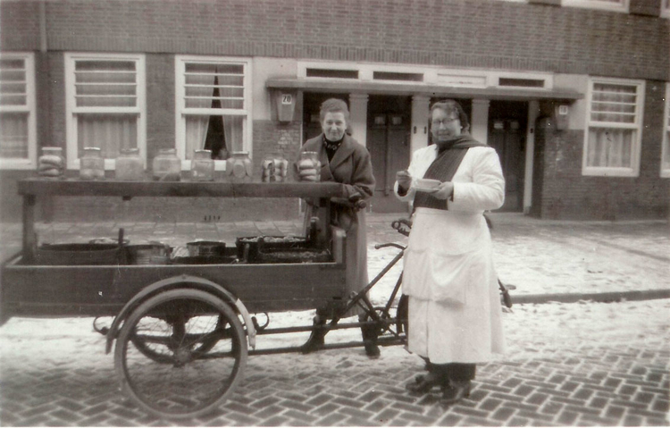 Moeder Meijer - de vrouw van Willem - bij de ventwagen met Joods zuur Moeder bij de ventwagen met Joods zuur. Foto: collectie Wil Meijer 