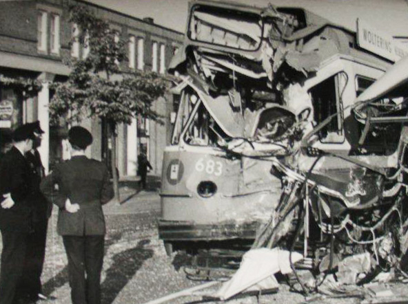 Zwaar beschadigde tram van lijn 13 Foto: collectie Loek van Tol, 12 augustus 1970 