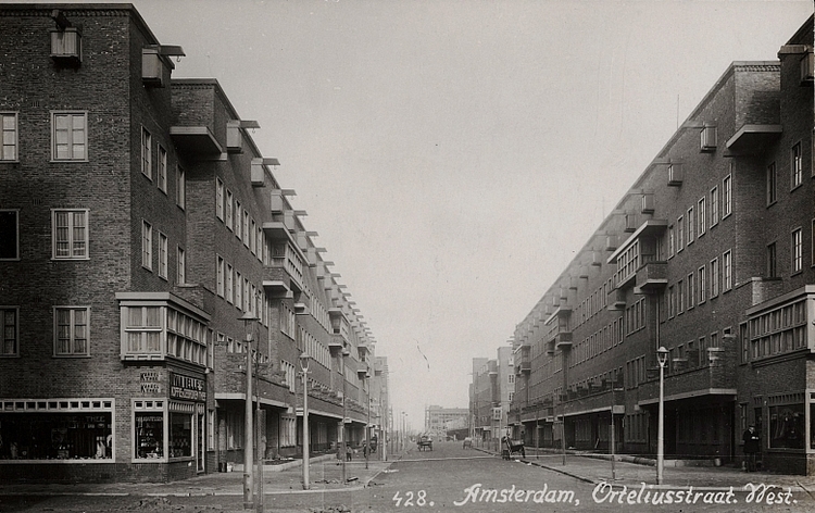 Orteliusstraat, ca. 1927-1937.<br />Bron: Beeldbank, Stadsarchief Amsterdam. <br /> <p><a href=" http://beeldbank.amsterdam.nl/afbeelding/PRKBB00061000001"> http://beeldbank.amsterdam.nl/afbeelding/PRKBB00061000001</a></p>