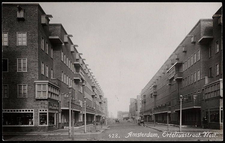 Orteliusstraat, 1927-1937. Bron: beeldbank Stadsarchief Amsterdam. <p><a href="http://beeldbank.amsterdam.nl/afbeelding/PRKBB00061000001">http://beeldbank.amsterdam.nl/afbeelding/PRKBB00061000001</a></p>
