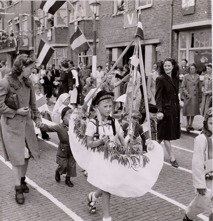 Bevrijdingsfeest Heemstedestraat, juli 1945. Bron: beeldbank Stadsarchief Amsterdam. <p><a href="http://beeldbank.amsterdam.nl/afbeelding/010009015308">http://beeldbank.amsterdam.nl/afbeelding/010009015308</a></p>