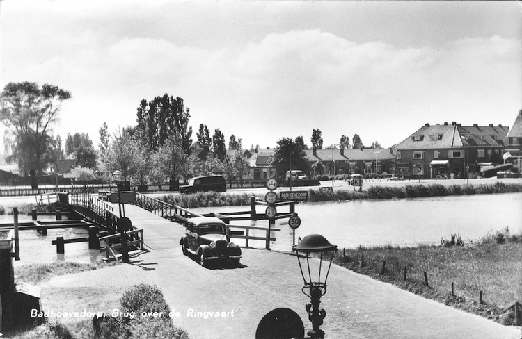 De eerste Sloterbrug, de draaibrug, gezien van Sloten naar Badhoevedorp, jaren vijftig. Prentbriefkaart. Foto: Noord-Hollands Archief.<br /> 