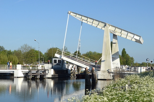 De tweede Sloterbrug in geopende toestand, gezien van Badhoevedorp naar Sloten; 10 mei 2017. Foto: Erik Swierstra 