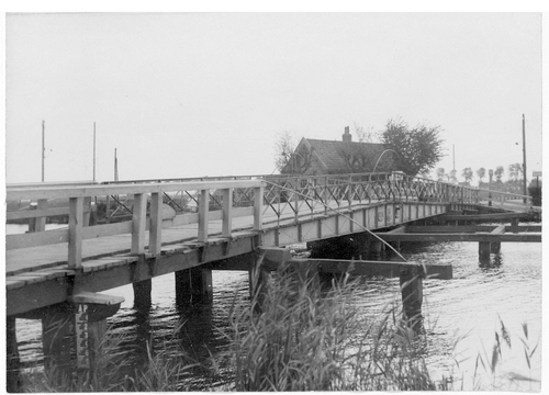 De eerste Sloterbrug, de draaibrug, gezien van Badhoevedorp naar Sloten;1938. Foto: beeldbank Stadsarchief Amsterdam <p><a href="http://beeldbank.amsterdam.nl/afbeelding/OSIM00005000776">http://beeldbank.amsterdam.nl/afbeelding/OSIM00005000776</a></p>