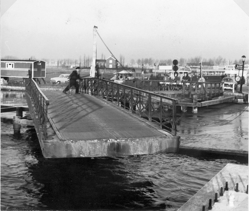 De eerste Sloterbrug, de draaibrug in geopende toestand, gezien van Badhoevedorp naar Sloten; jaren vijftig.  Foto: Noord-Hollands Archief.<br /> 