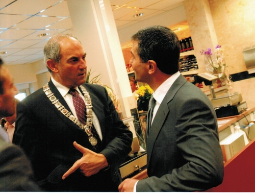 Met burgemeester Cohen bij de opening van de nieuwe slagerij aan de Burgemeester de Vlugtlaan 2008. Foto: Ugur Bayrakceken. 