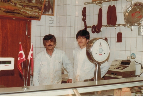 Ugur met zijn vader in de slagerij aan de Admiraal de Ruijterweg. Foto: Ugur Bayrakceken. 