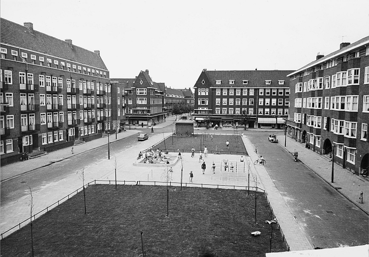 Legmeerplein, 2 t/m 18 (links, vrnl.), 6 augustus 1959. Tevens nrs. 1 t/m 23 (overzijde en rechts, vlnr.); rechts en links: ingang Weissenbruchstraat; gezien naar: ingang Legmeerstraat (lengterichting). <p><a href="http://beeldbank.amsterdam.nl/afbeelding/10009A000657">http://beeldbank.amsterdam.nl/afbeelding/10009A000657</a></p>