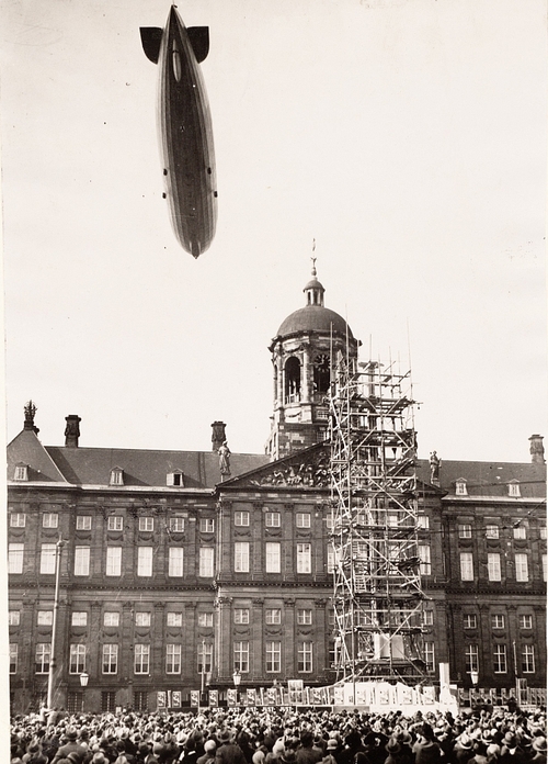 Zeppelin boven het Koninklijk Paleis, ca. oktober 1929. Bron: beeldbank Stadsarchief Amsterdam. Fotograaf: Vereenigde Fotobureaux N.V. <p style="margin-bottom:0cm; "><a href="http://beeldbank.amsterdam.nl/afbeelding/OSIM00002002973">http://beeldbank.amsterdam.nl/afbeelding/OSIM00002002973</a></p>
<p> </p>