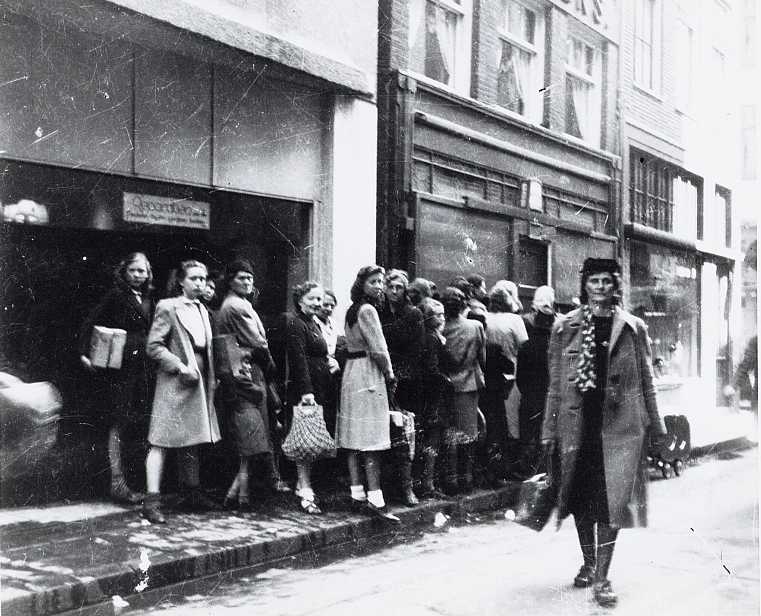 Rij wachtenden voor een winkel (voedselschaarste), 1940-1945. - Geheugen  van West