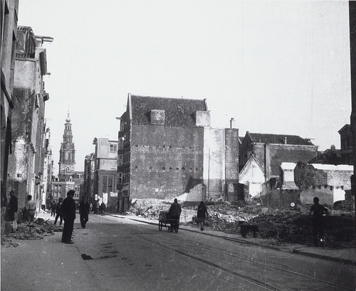 Tweede Wereldoorlog: brandstofschaarste. Door de Joodse bewoners verlaten huizen worden gesloopt. Jodenbreestraat, rechts op nr. 27 op de hoek met de Uilenburgersteeg, het in verval geraakte Tip-Top theater (net voorbij het eerste pand rechts). Bron: beeldbank Stadsarchief Amsterdam; fotograaf: J.J. van Rhijn, 1940-1945. <p style="margin-bottom:0cm; "><a href="http://beeldbank.amsterdam.nl/afbeelding/OSIM00008003083">http://beeldbank.amsterdam.nl/afbeelding/OSIM00008003083</a></p>
<p> </p>
<p> </p>