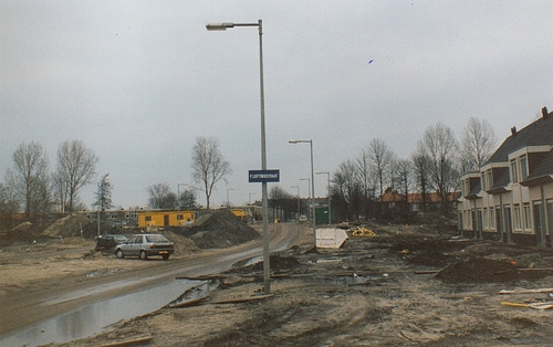 Eendrachtsbuurt: J.M. Den Uylstraat was in het begin nog een modderweg. Fotograaf: Marjo Mittelmeijer, 1990. 