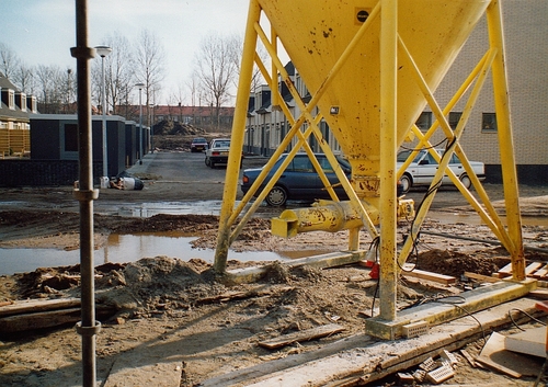 Sommige mensen keken op het begin tegen een cementmolen aan (foto: P. Lieftinckstraat). Fotograaf: Marjo Mittelmeijer, 1990. 