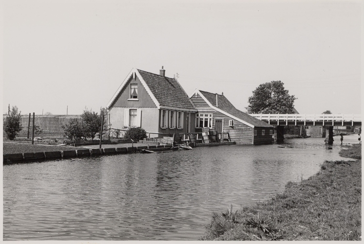 Het huis van de familie van Veen (E377a) in mei 1954, toen de afbraak van de Sloterpolder al was begonnen. Achter de woning is de brug in de hulpweg (later de Lelylaan) te zien voor de aanvoer van zand etc. voor de bouw van Slotervaart.   <p>Bron: beeldbank Stadsarchief Amsterdam.<br />Fotograaf: C.F. Jansen.<br /><a href="https://beeldbank.amsterdam.nl/afbeelding/010118000343">https://beeldbank.amsterdam.nl/afbeelding/010118000343</a></p>
