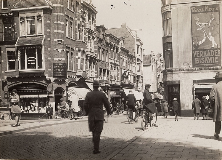 Leidsestraat 64-80, hoek Prinsengracht 707 (links). Rechts op de afbeelding een gevelreclame voor "Verkade Biskwie", ca. 1935. Bron: beeldbank Stadsarchief Amsterdam. <p><a href="http://beeldbank.amsterdam.nl/afbeelding/012000007875">http://beeldbank.amsterdam.nl/afbeelding/012000007875</a></p>