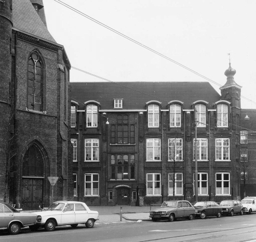 Bilderdijkstraat 27, RK "Mariaschool" (school voor lager onderwijs). Links gedeelte RK-kerk "De Liefde", januari 1978. De kerk en school zijn in 1990 gesloopt. Bron: beeldbank Stadsarchief Amsterdam. <p><a href="http://beeldbank.amsterdam.nl/afbeelding/010122010104">http://beeldbank.amsterdam.nl/afbeelding/010122010104</a></p>