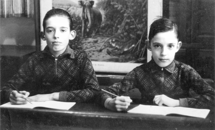 Joop (links) poseert samen met zijn broer voor een schoolfoto. Datum onbekend. Bron: Joop Visbeek. 