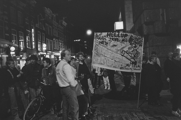Prostituees en sympatisanten demonstreren tegen gemeentebeleid m.b.t. heroïne en straatprostitutie, 5 augustus 1985. Bron: Nationaal Archief  