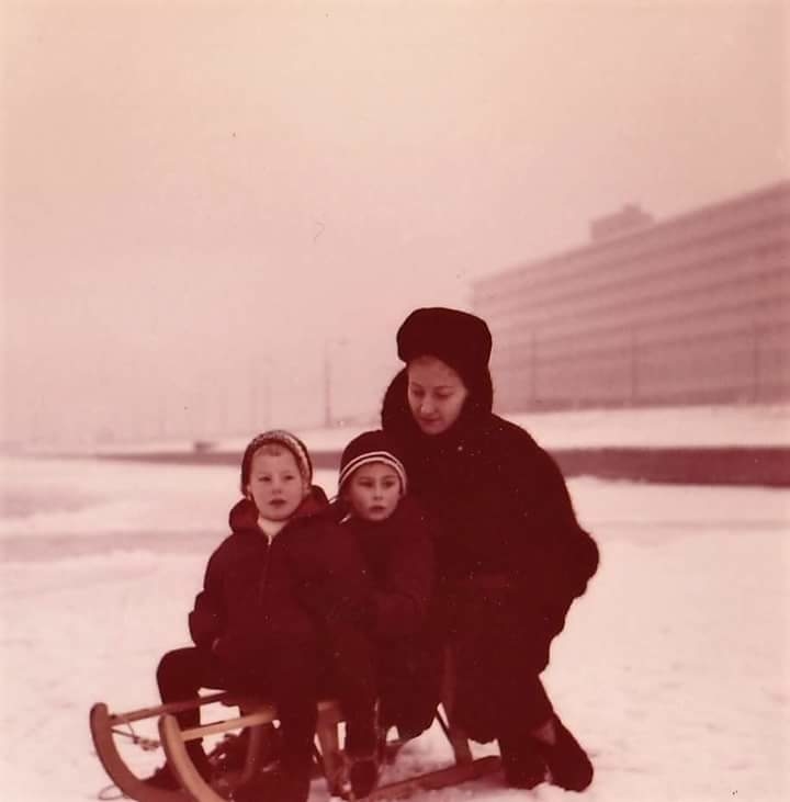Op de slee, winter 1963. Bron: Maudy Kruiswijk. 