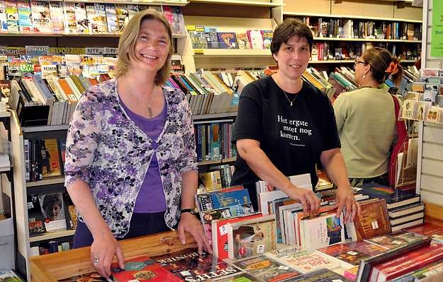 Anita en Marike in de boekwinkel  Het Parool, Juni 2010. 