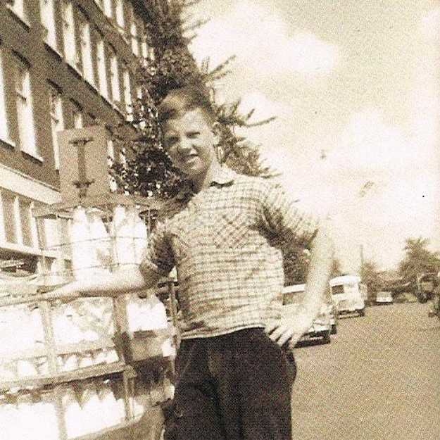 Martin Groen met de melkkar van melkwinkel W. Groen ca. 1960 in de Spaarndammerbuurt ca. 1960 in de Spaarndammerbuurt 