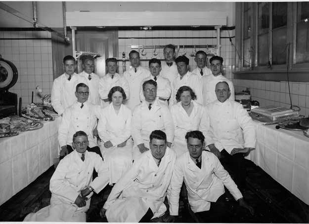 cursisten etaleren slagersvakschool Rond 1935 volgde Johanna Pol een cursus vleesschotels opmaken op de slagersvakschool te Utrecht. Een groepsfoto van de cursisten. Collectie Lucie van Lent-Pol 