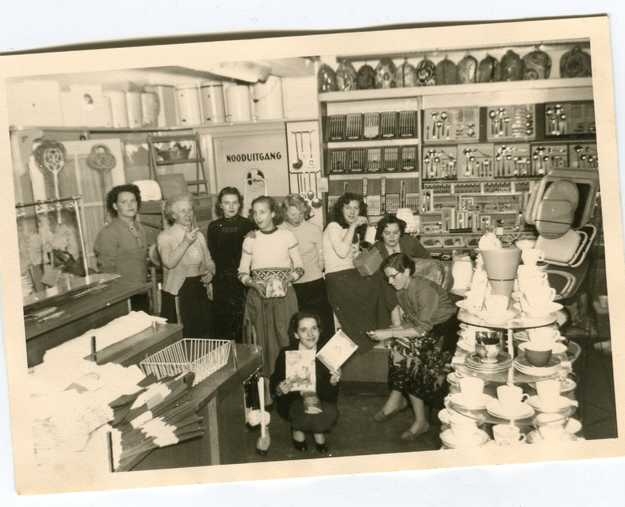Koffie en taart met de dames van de Blokker in de Kinkerstraat. 1957-1959.  