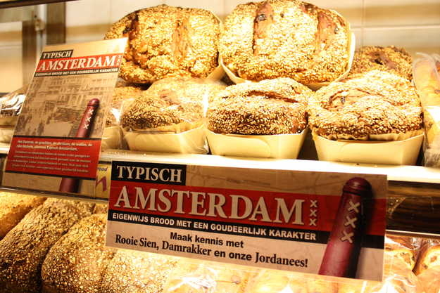 Amsterdams brood bij Bakker v.d. Heijden Ontwikkeld in samenwerking met andere Amsterdamse bakkers 
