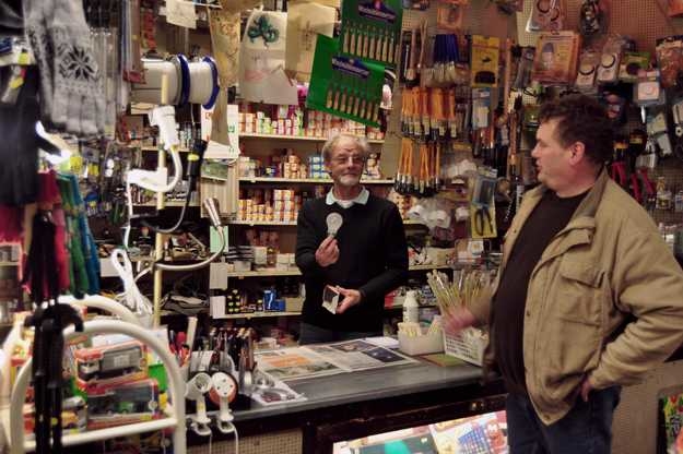 Raymond de Haas in zijn winkel Foto: Het Parool, november 2010. 