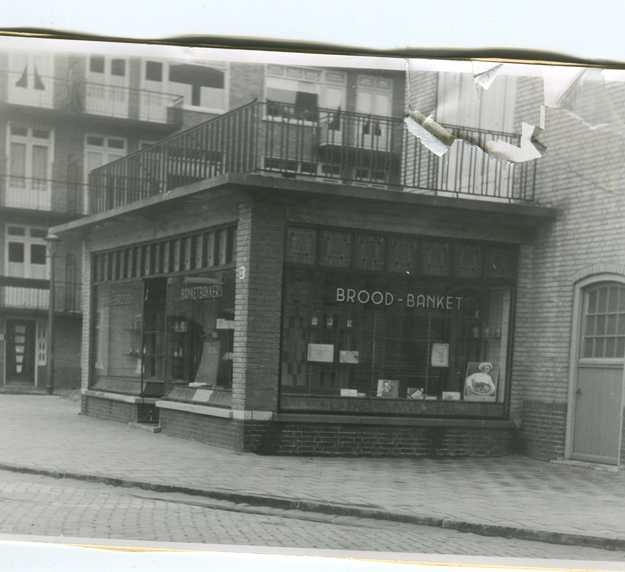 Bakker v.d. Heijden in 1942 De winkel op de Bos en Lommerweg, in 1942. 