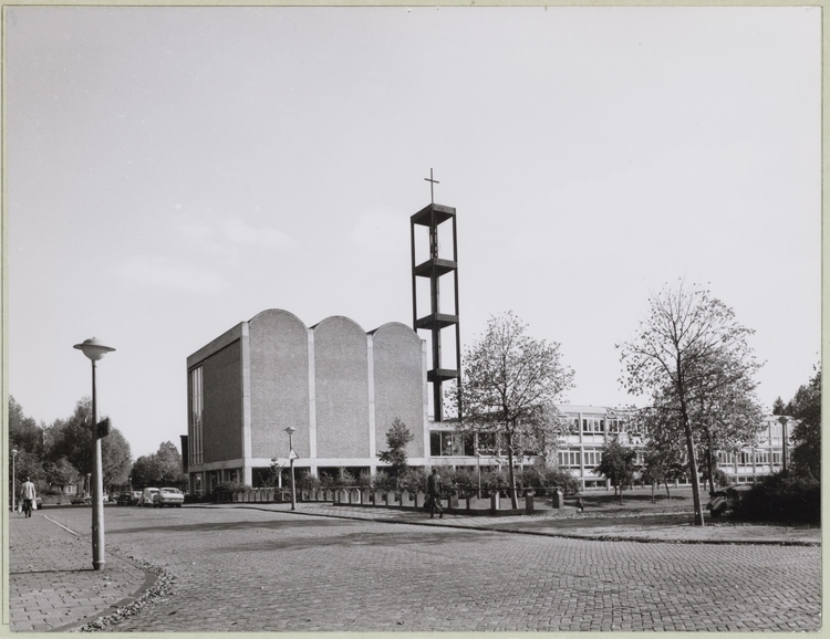 Louis Couperusstraat, Kerk De Hoeksteen (Herv.) met brug 616, october 1972. Bron: beeldbank Stadsarchief Amsterdam. <p><a href="https://beeldbank.amsterdam.nl/afbeelding/B00000010846">https://beeldbank.amsterdam.nl/afbeelding/B00000010846</a> </p>