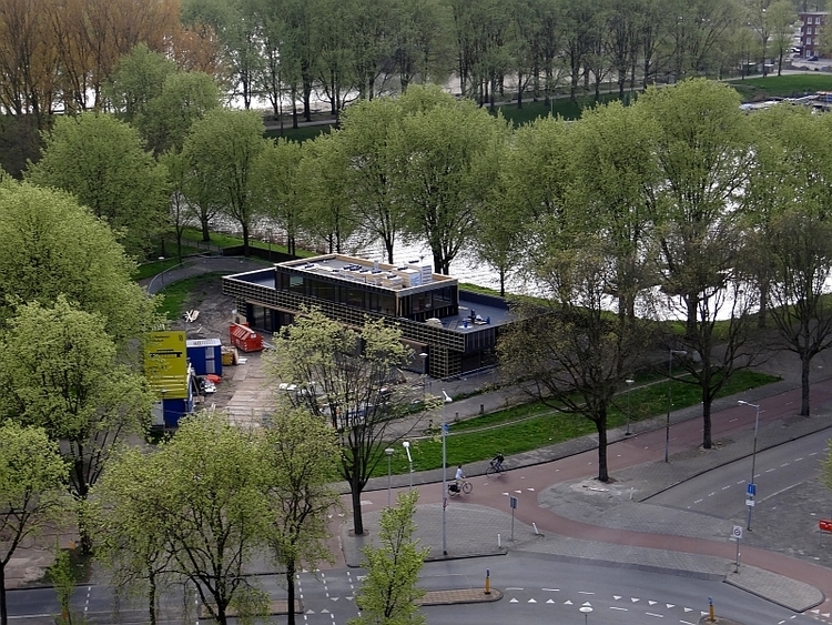 Uitzicht op het Van Eesterenpaviljoen vanaf de Burgemeester Hogguerstraat. Bron: Annick Marquer, 2017. 