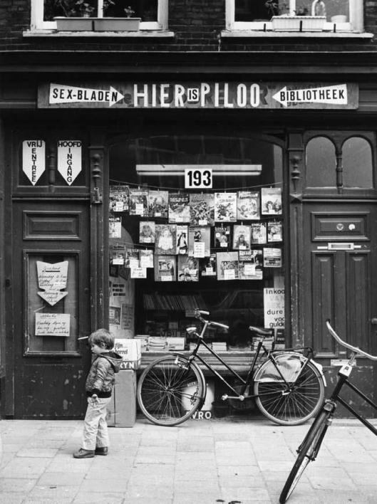 Boekhandel Piloo, Jac. van Lennepstraat  photo by Nico Terpstra  (1975)  