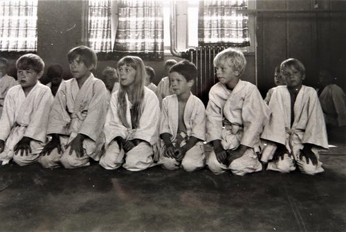 20 juni 1970: Judo in het verenigingsgebouw van de Speeltuin Sloten. Vierde van links is Guido. Foto: Irene Frankfurther-Fischer.   