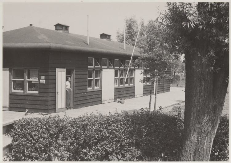 Het clubhuis van het speelterrein van het Amsterdams Speeltuin Verbond afdeling Sloten, tegenover Sloterwegnummer 1301 - juni 1953 - foto: eigen fotodienst Stadsarchief Amsterdam  