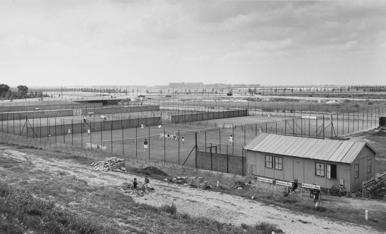 Tennispark Sloterplas met voormalige kantine tussen Ringspoorbaan en Burgemeester Cramergracht met op de achtergrond de Sloterplas, 14 juni 1960 - Stadsarchief Amsterdam  