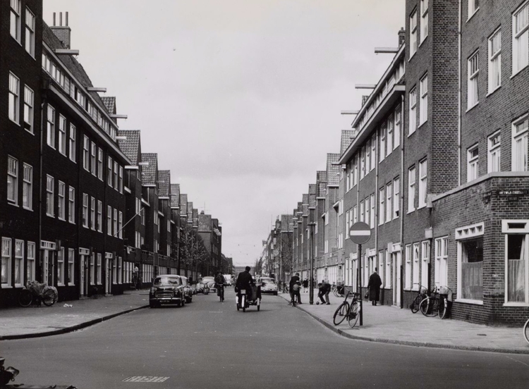 Leimuidenstraat gezien vanaf de Rietwijkerstraat - april 1960 - Collectie Stadsarchief Amsterdam: foto's eigen fotodienst  