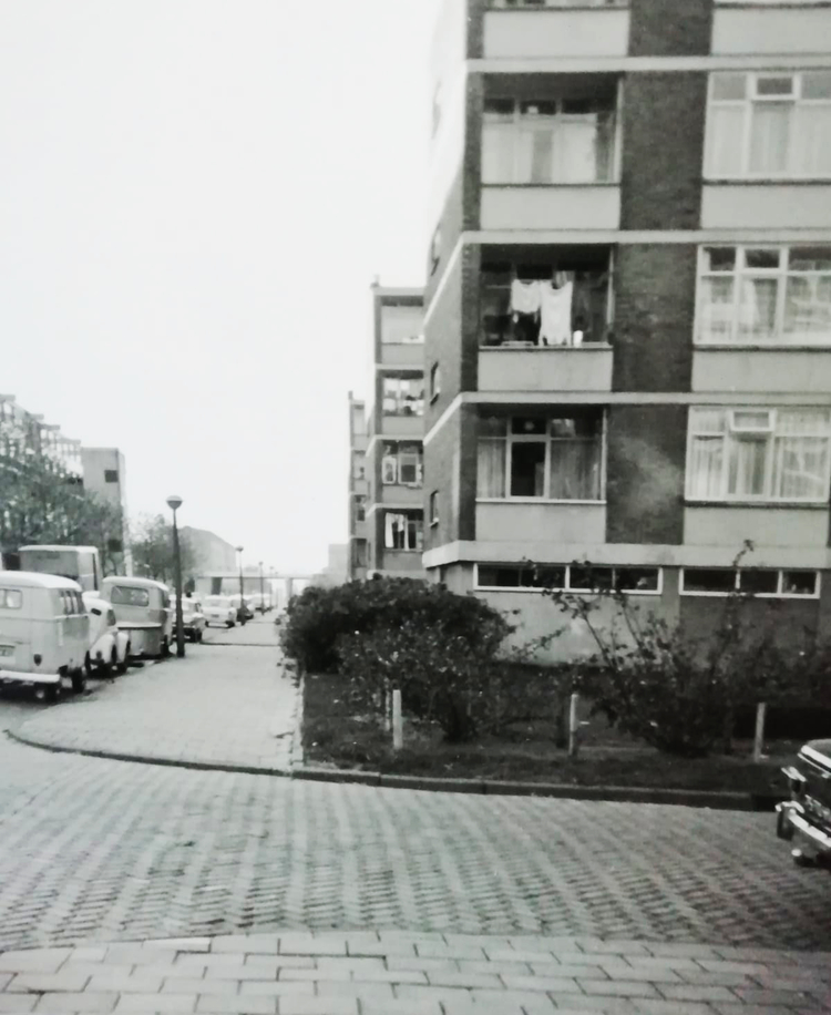 Foto genomen vanaf de Sionskerk richting Sam van Houtenstraat met op de voorgrond een stukje dr. H. Colijnstraat - Ons huis is het hoekhuis op 1-hoog, boven de boxen. ( Daarom was ons huisnummer Johan Coltermanstraat 2-huis.)  
